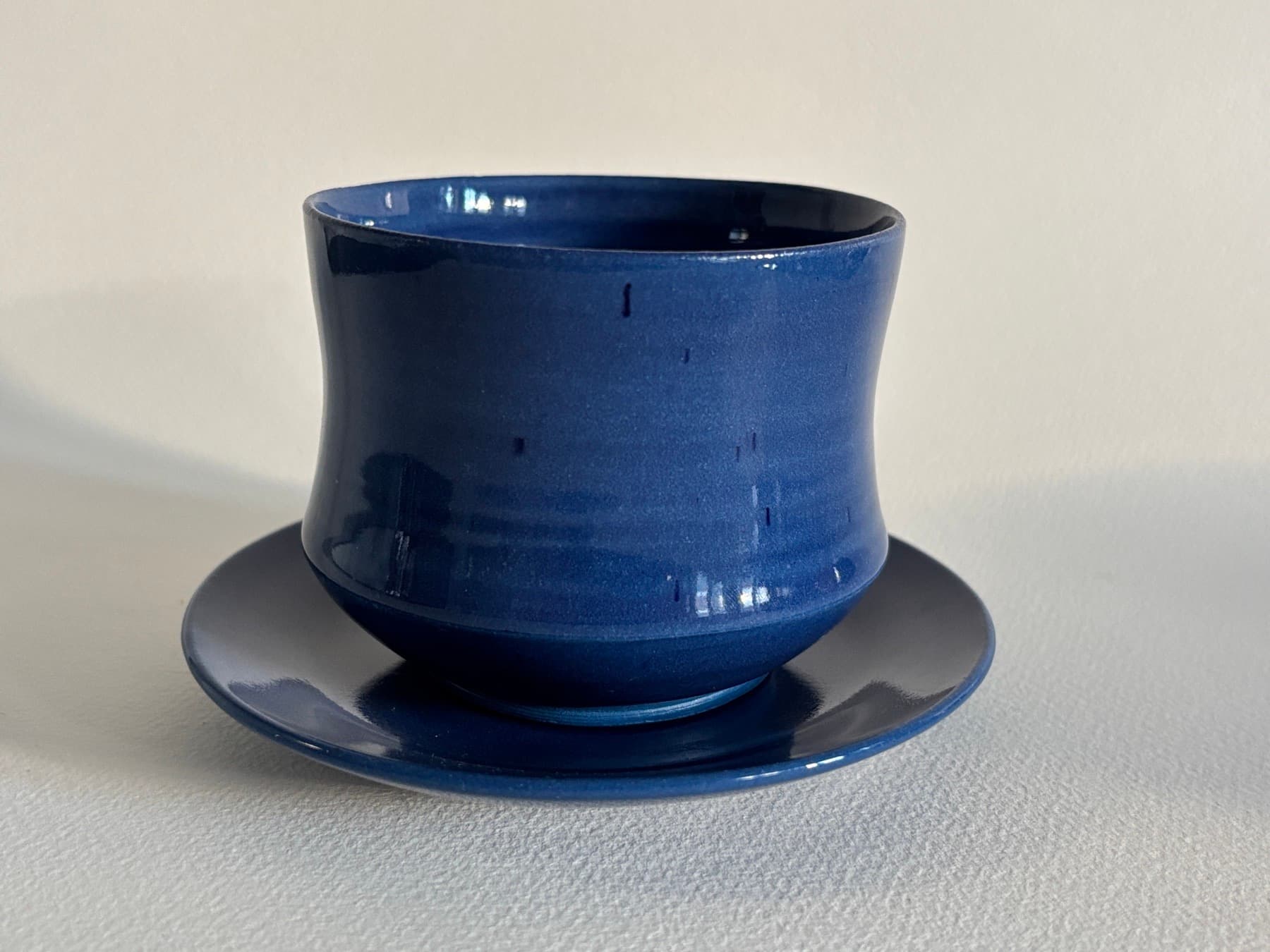 Tasse bleu nuit avec soucoupe