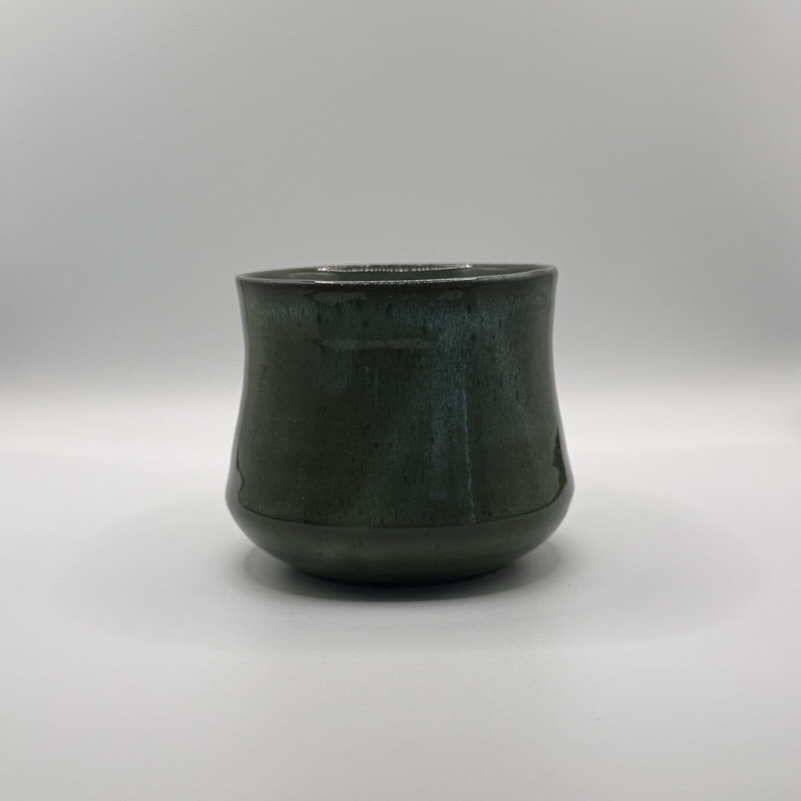 Tasse vert forêt artisanale tenue en main par Élise